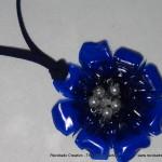 Colgante con forma de flor realizado con una botella de plástico reciclado. Rosa Montesa http://youtu.be/2o4dbsHZIaE