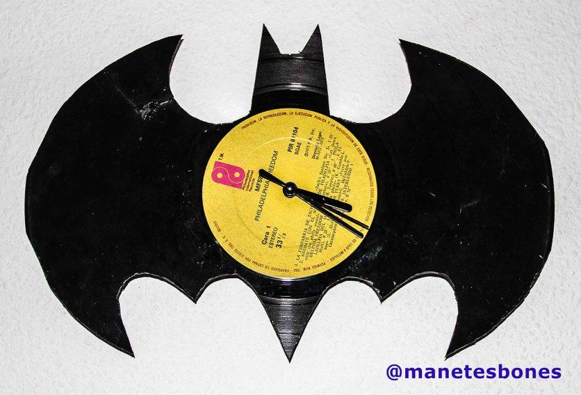 reloj de vinilo con forma de Batman