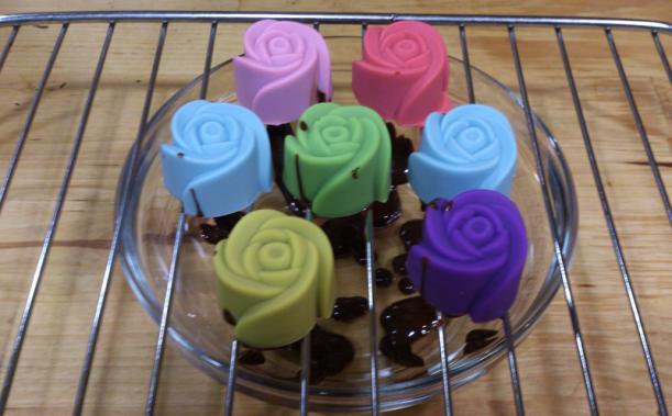 Bombones rosa de mousse de chocolate