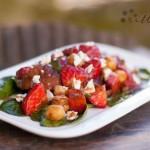 Ensalada de garbanzos con salmón y fresas y como hacer gomasio