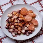 Pulpo a feira con patatas en su agua