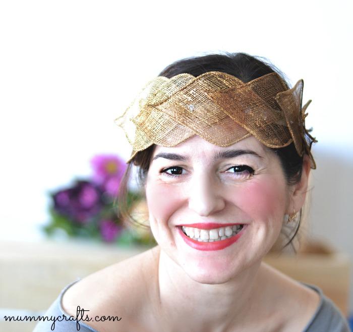 Tocado con flor de sinamay dorada