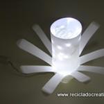 Cómo hacer una lámpara con botellas de yogourt - Reciclado Creativo. Rosa Montesa