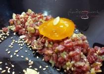 #tartar de fuet con yema curada y semillas