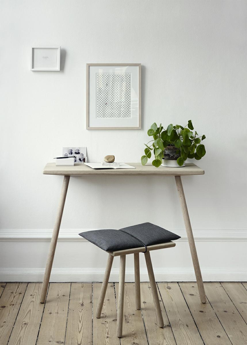 Georg Bracket table and stool