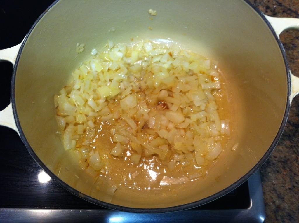 La cebolla, jengibre y ajo picados