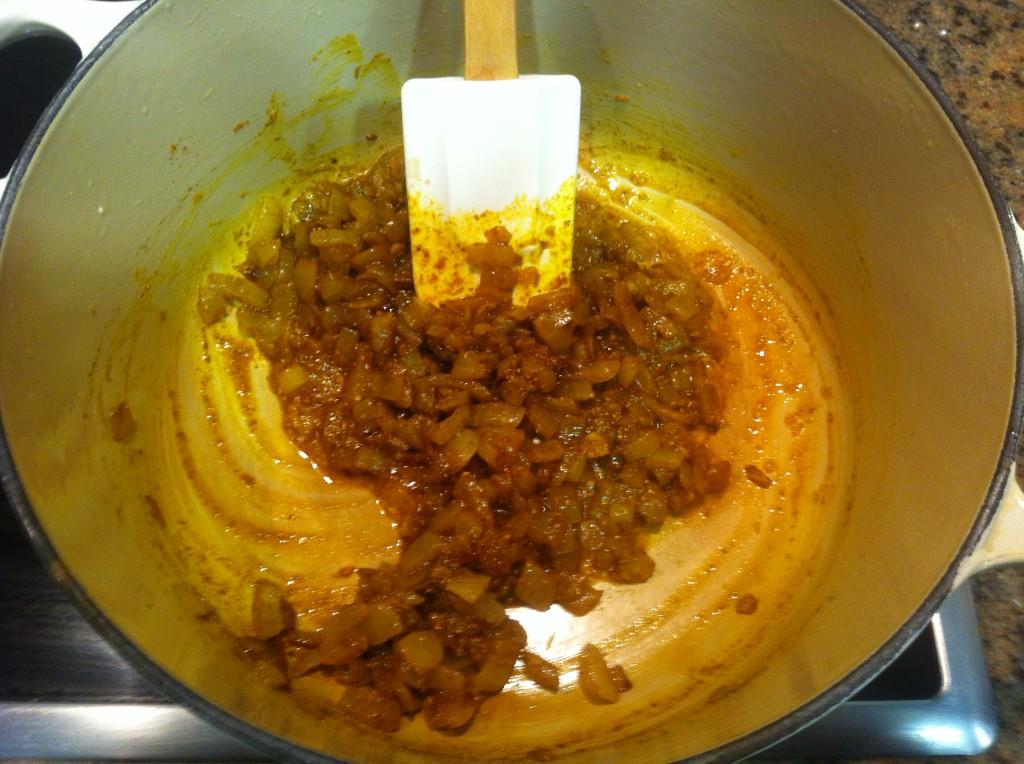 Añadiendo el curry Garam Masala