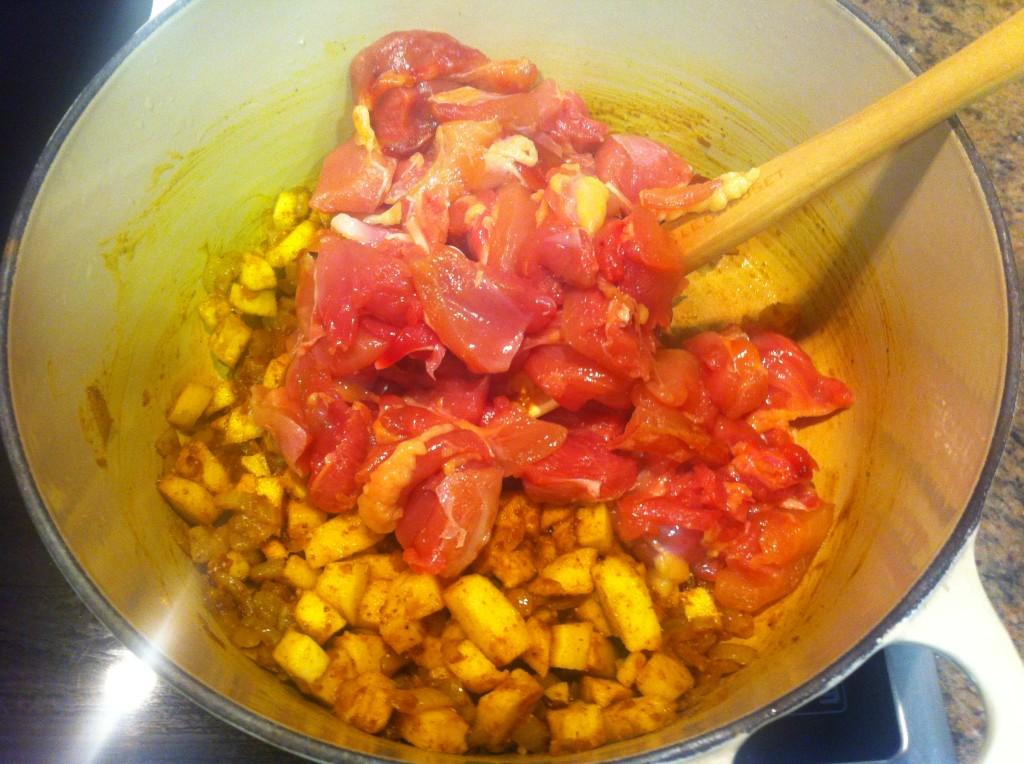 Añadiendo el pollo y las frutas.