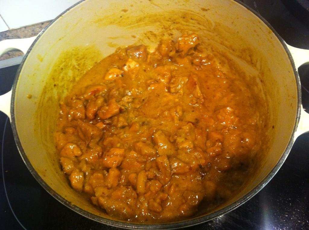 Reduciendo la salsa de curry en leche de coco. 