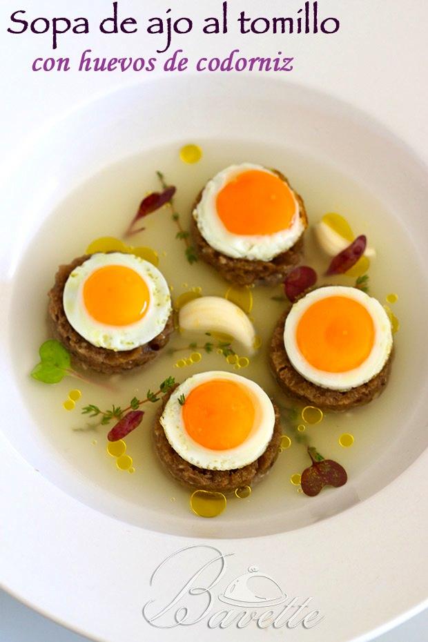 Sopa de ajo al tomillo con huevos de codorniz