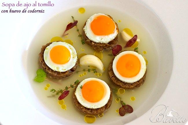 Sopa de ajo al tomillo con huevos de codorniz