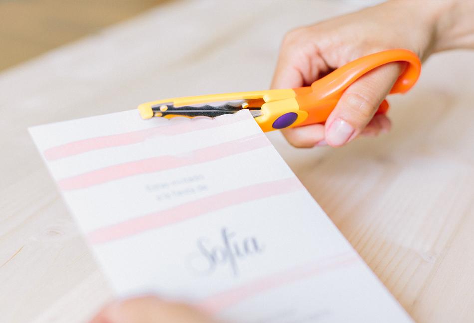 Recortar el borde de una invitación hecha a mano