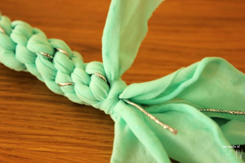 Hacer nudo al final del collar de trapillo