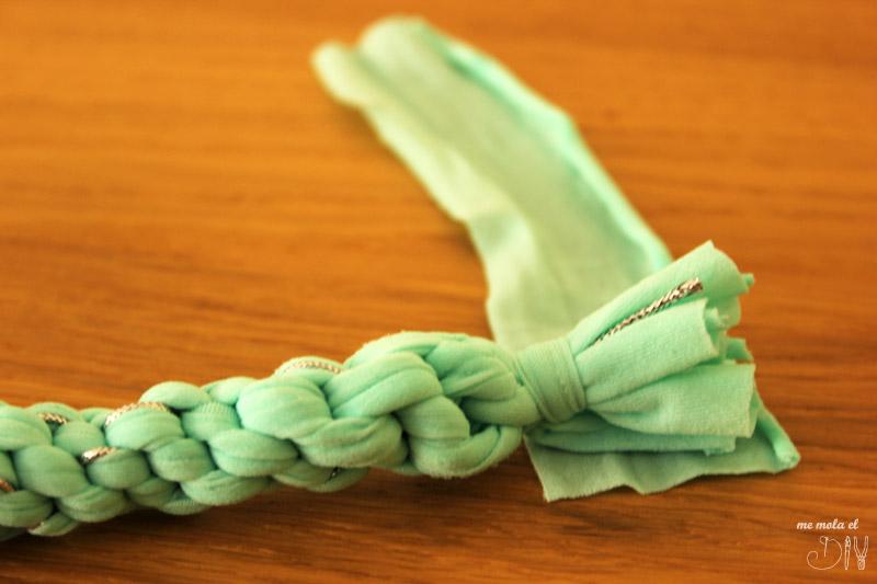 Enroscar un trozo de trapillo al final del collar