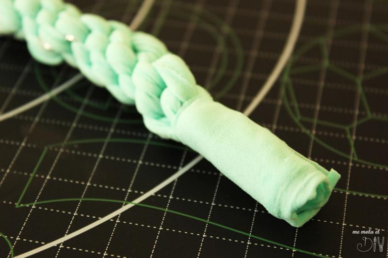 Enroscar un trozo de trapillo al final del collar