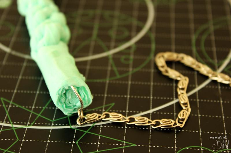 Poner la cadena al final del collar de trapillo