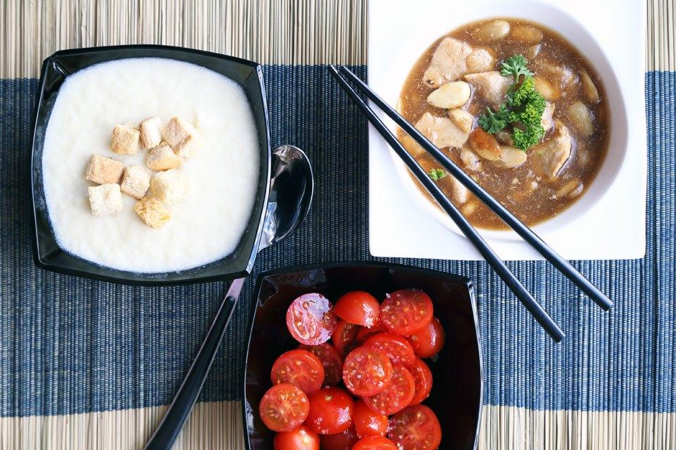 Acompañando al pollo una ensalada de tomatitos y una crema de espárragos