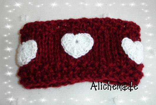 Detalles de la funda, tres corazones de crochet.