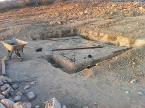 Haciendo la zanja para los cimientos.