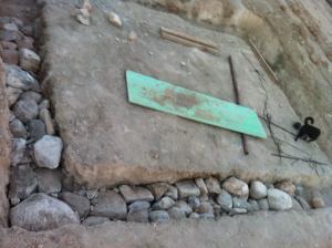 Rellenando la zanja de los cimientos con piedra seca.