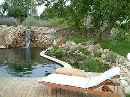 Ejemplo de piscina natural con cascada