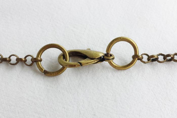 Cerrar el collar con el mosquetón y las dos anillas