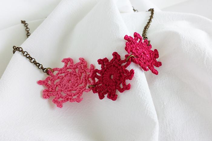 Collar con motivos a ganchillo