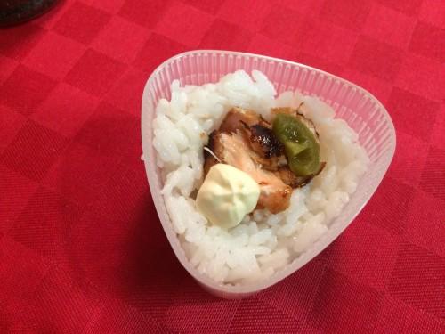 Armando el Onigiri de salmón con mayonesa y un jalapeño 