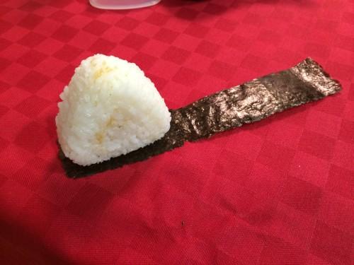 Poniendo el alga Nori en el Onigiri