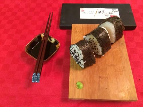 Onigiri de salmón Teriyaki con mayonesa y jalapeño con sésamo negro
