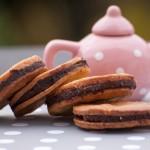 Galletas de masa quebrada rellenas de chocolate