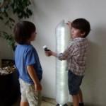 Con motivo de la celabración del Día Mundial del Reciclaje, hemos organizado una exposición de objetos realizados con material reciclado. Una segunda oportunidad para lo que muchas personas tiran a la basura. m On the 17th of May, we had an exhibition of creative objects made out of recycled material. A second time to items that others discard.