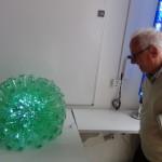 Con motivo de la celabración del Día Mundial del Reciclaje, hemos organizado una exposición de objetos realizados con material reciclado. Una segunda oportunidad para lo que muchas personas tiran a la basura. m On the 17th of May, we had an exhibition of creative objects made out of recycled material. A second time to items that others discard.