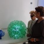 Con motivo de la celabración del Día Mundial del Reciclaje, hemos organizado una exposición de objetos realizados con material reciclado. Una segunda oportunidad para lo que muchas personas tiran a la basura. m On the 17th of May, we had an exhibition of creative objects made out of recycled material. A second time to items that others discard.