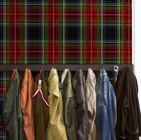 pared-decorada-con-papel-cuadros