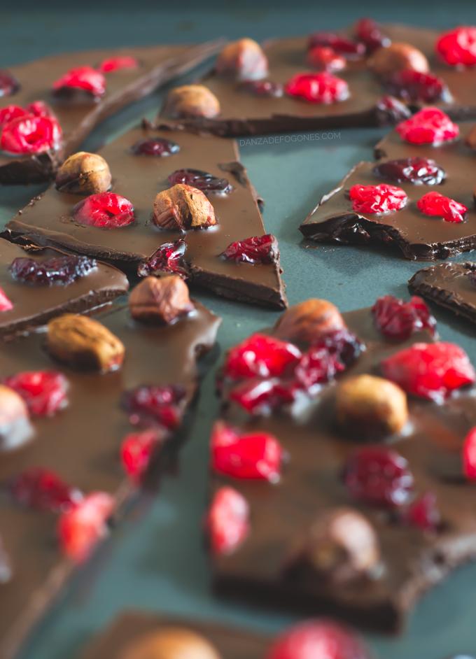 Tableta de chocolate con avellanas y frutas secas | danzadefogones.com