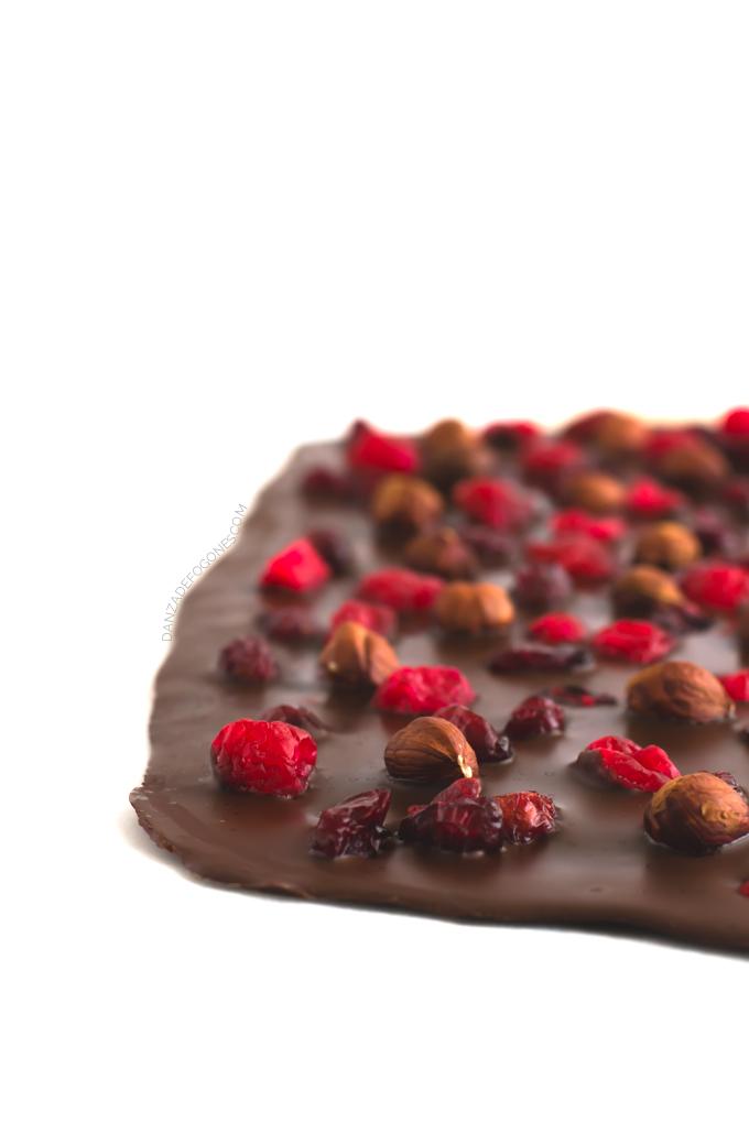 Tableta de chocolate vegana con arandanos, avellanas y cerezas | danzadefogones.com