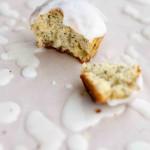 Muffins de limón con fruta y glaseado de limón