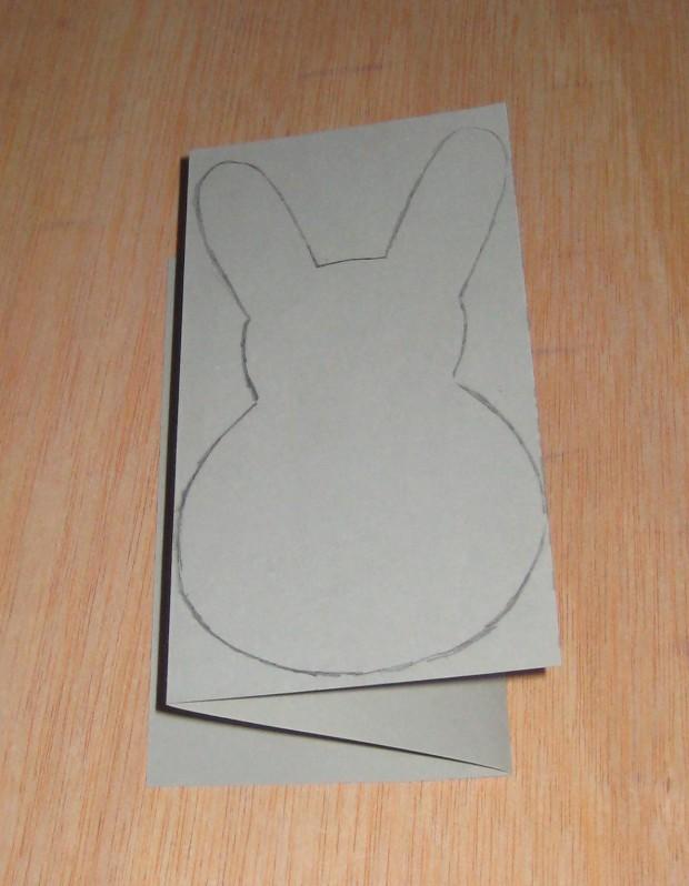 Dobla la cartulina en tres para cortar 3 siluetas a la vez.