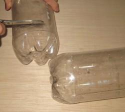 Recortar la parte de abajo de las botellas de plástico
