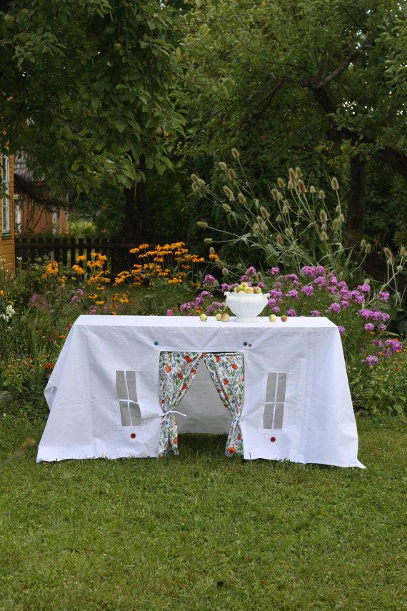 Turn a table into a play tent with this clever tablecloth.