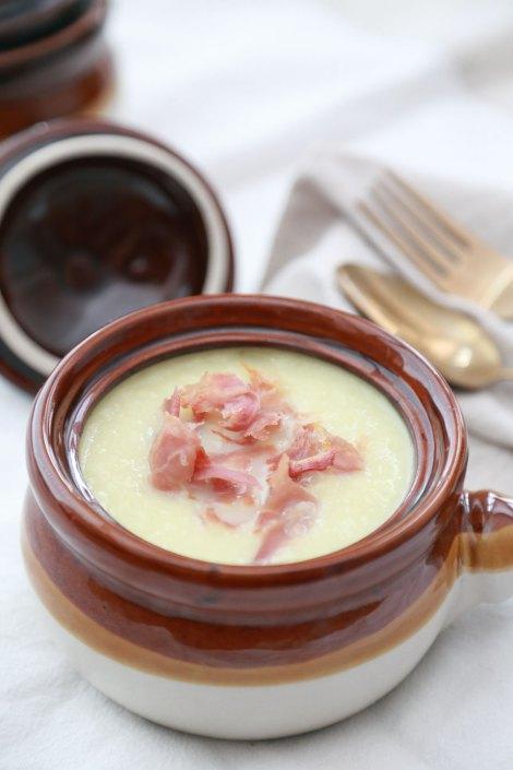 Crema de puerros con jamón crujiente