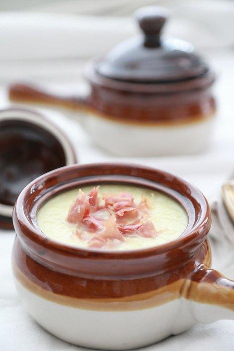 Crema de puerros con jamón crujiente