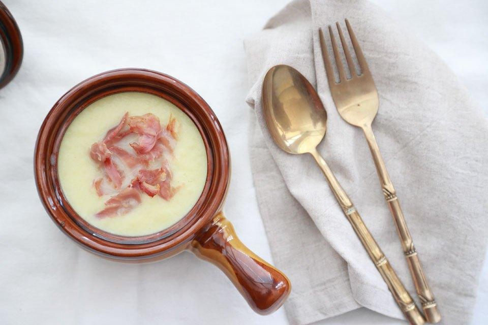 Crema de puerros con jamón crujiente