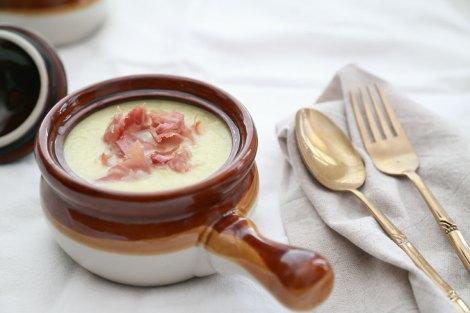 Crema de puerros con jamón crujiente