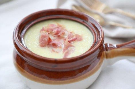 Crema de puerros con jamón crujiente