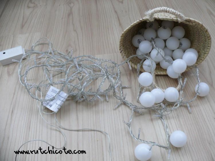 Guirnalda de luces y pelotas de pinpon
