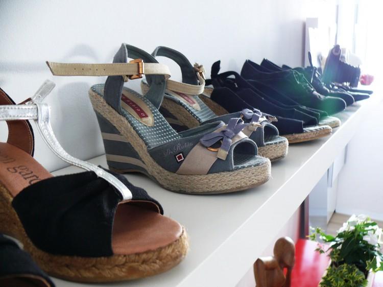 Zapatos en estante