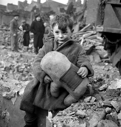 niño-londres-1945-gris