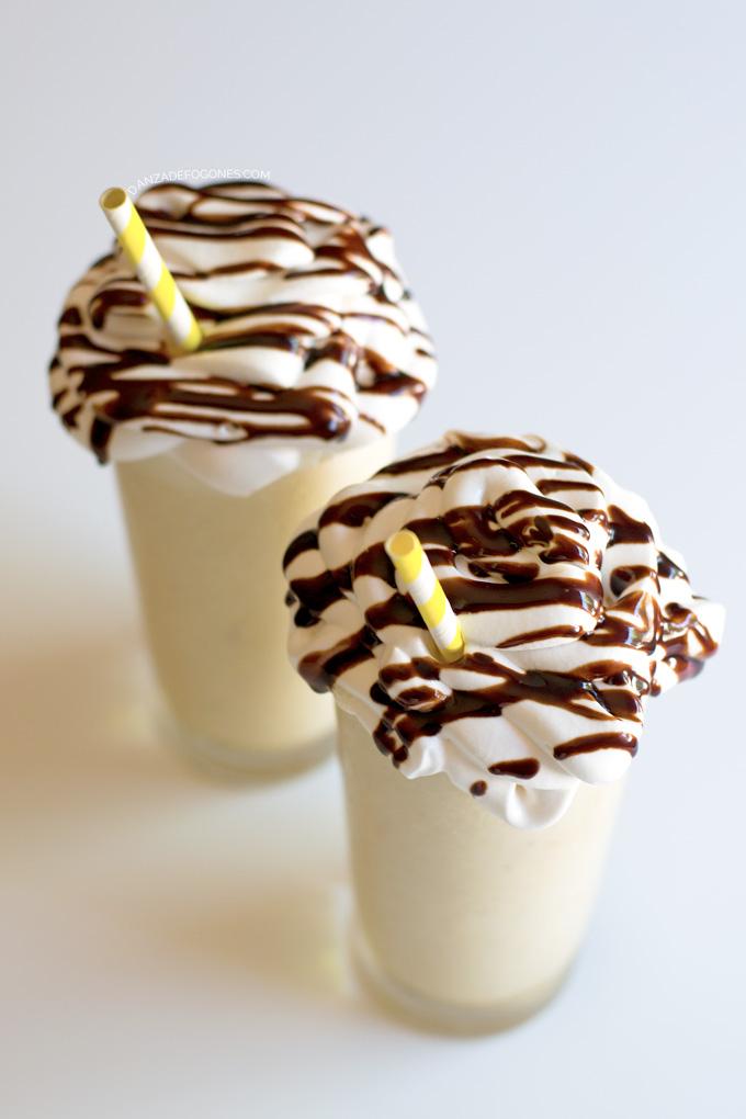 Batido de vainilla con nata (crema de leche) y sirope de chocolate | Danza de Fogones